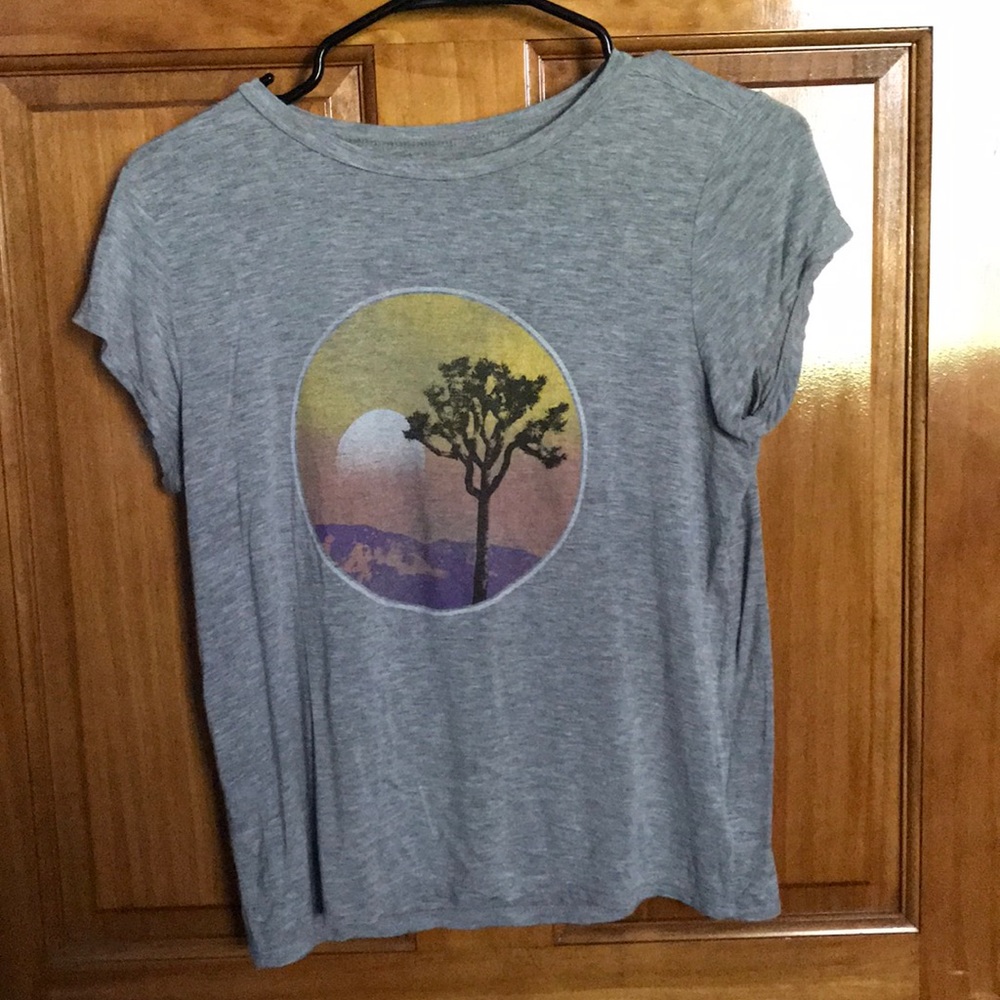 grey tee